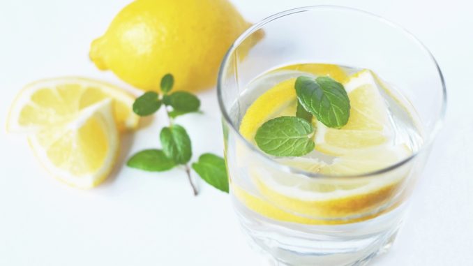 water drink fresh lemons